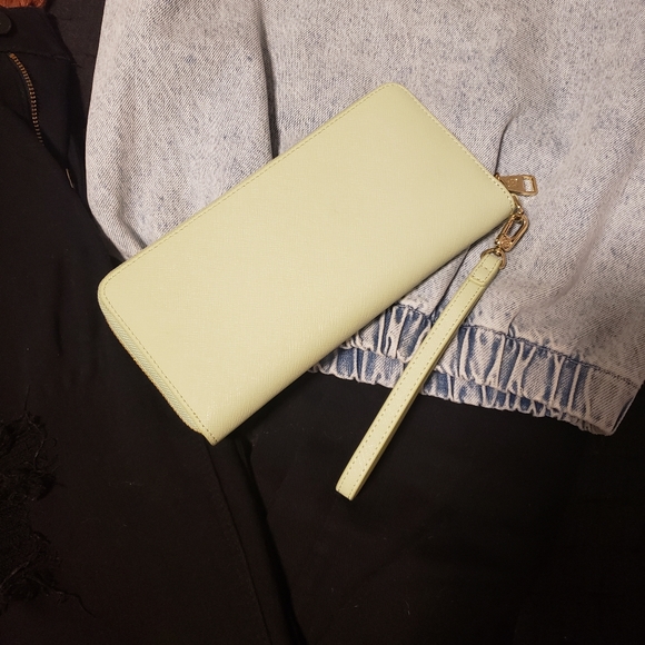 Beautiful Tory Burch Zip Wallet - Picture 3 of 10